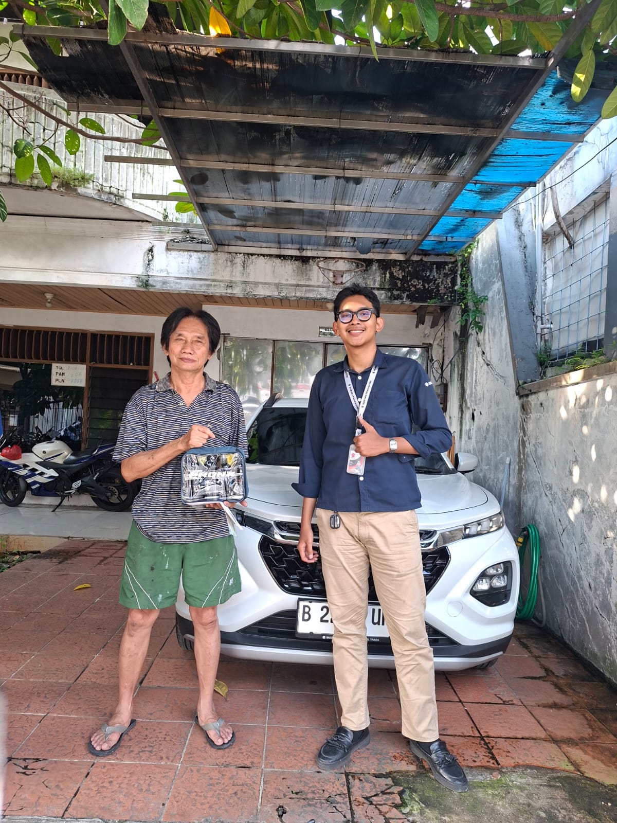 Foto Budi Santoso menerima kunci Suzuki Ertiga baru di dealer Suzuki Jakarta Selatan