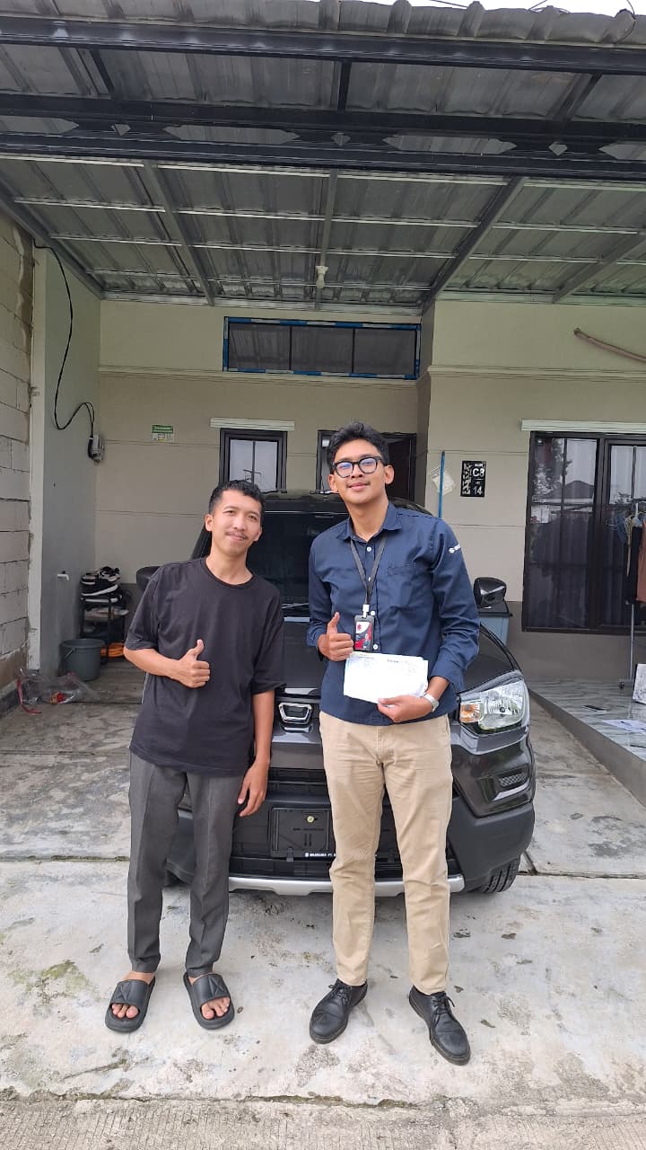Foto Sari Widiastuti berfoto bersama Suzuki XL7 barunya di depan dealer Suzuki Bekasi