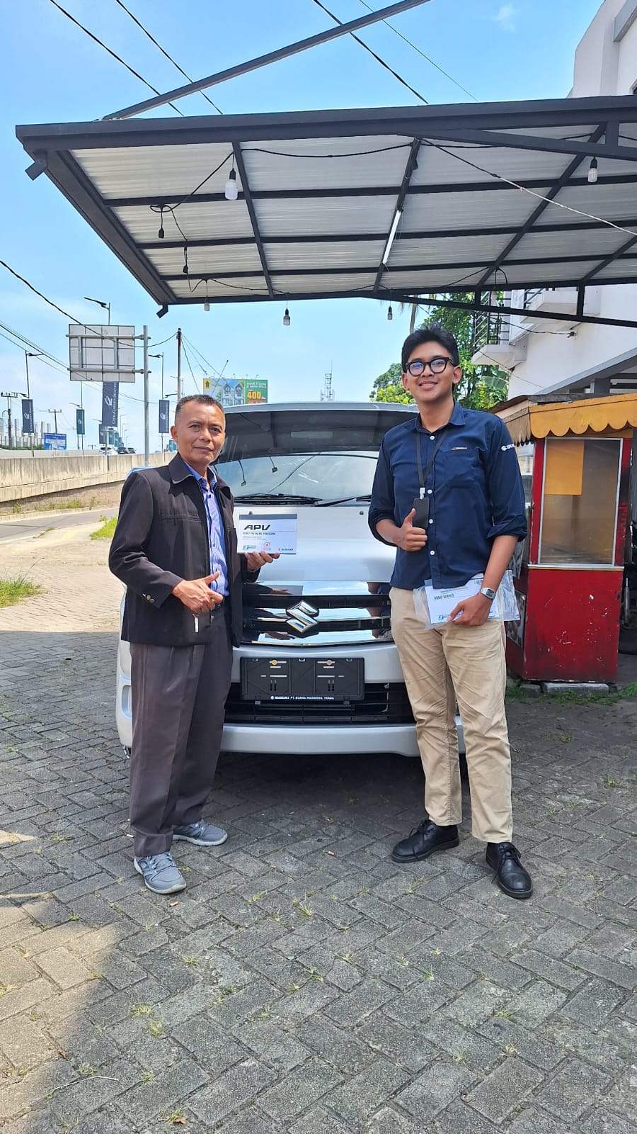 Foto Andi Firmansyah dengan Suzuki Baleno hatchback barunya di Tangerang
